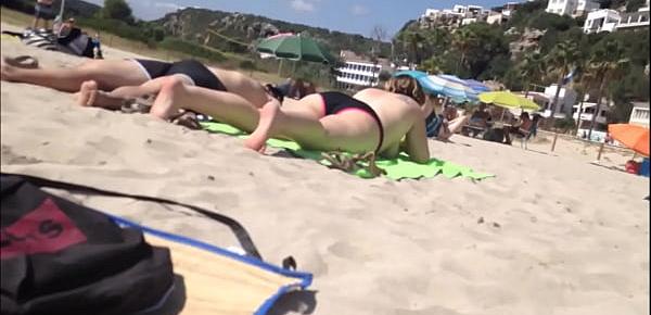  Voyeur filme une femme topless avec des énormes loches sur la plage